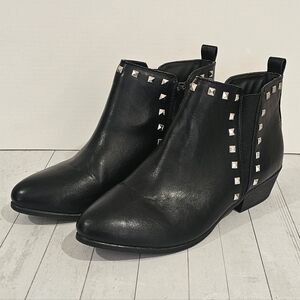 NEW Betseyville by Betsy Johnson Black Faux leather ankle boots, size 9.5